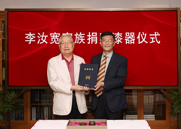 上海博物馆馆长杨志刚向李经泽先生颁发捐赠证书.jpg