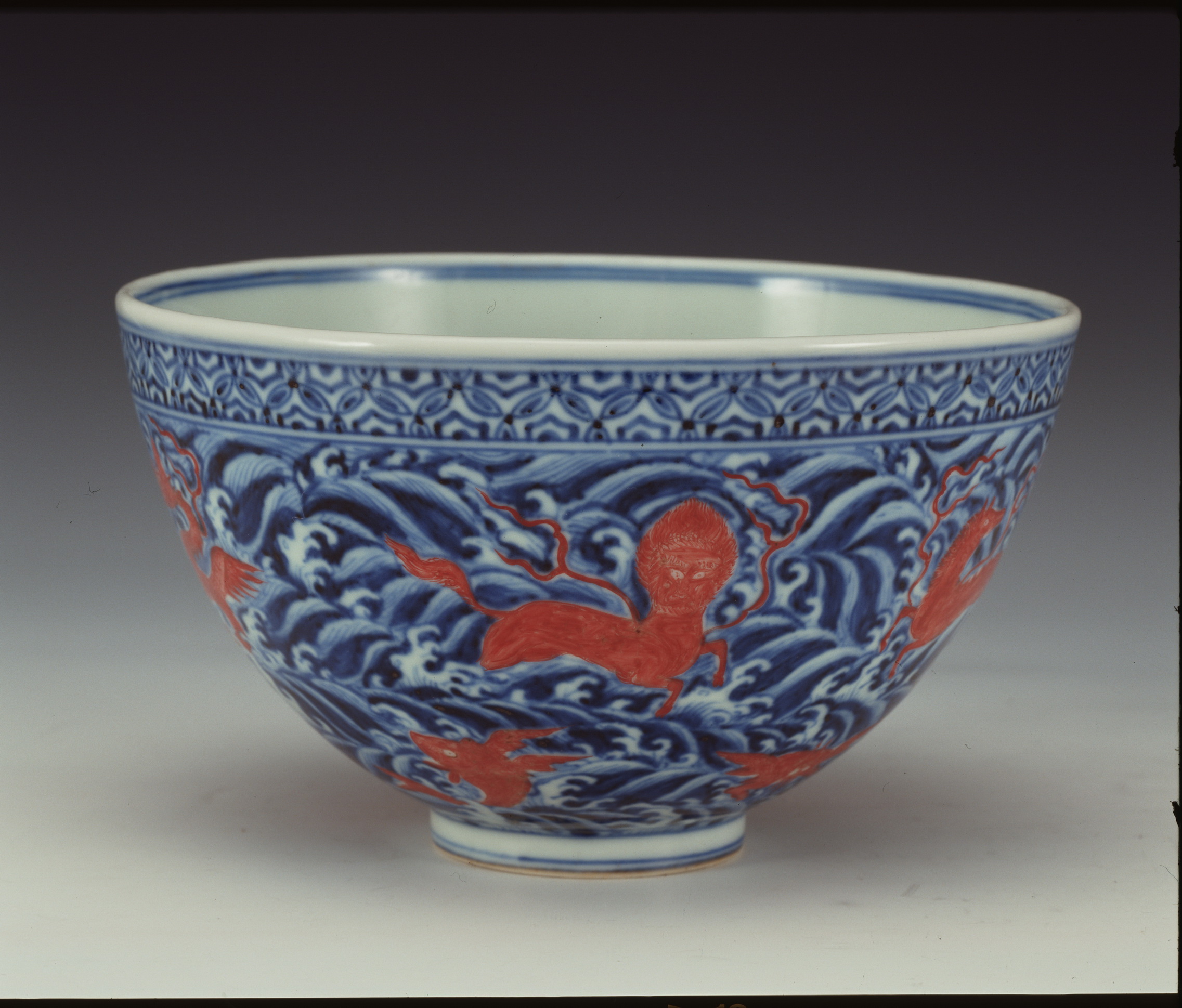 戸栗美術館- ホビー・楽器・アート 中国 青花 山水神獣文 馬頭琵琶 置物 M