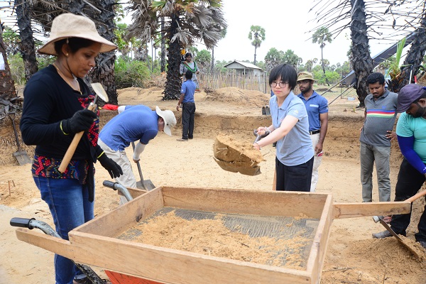 考古人员正在进行铲土及筛土