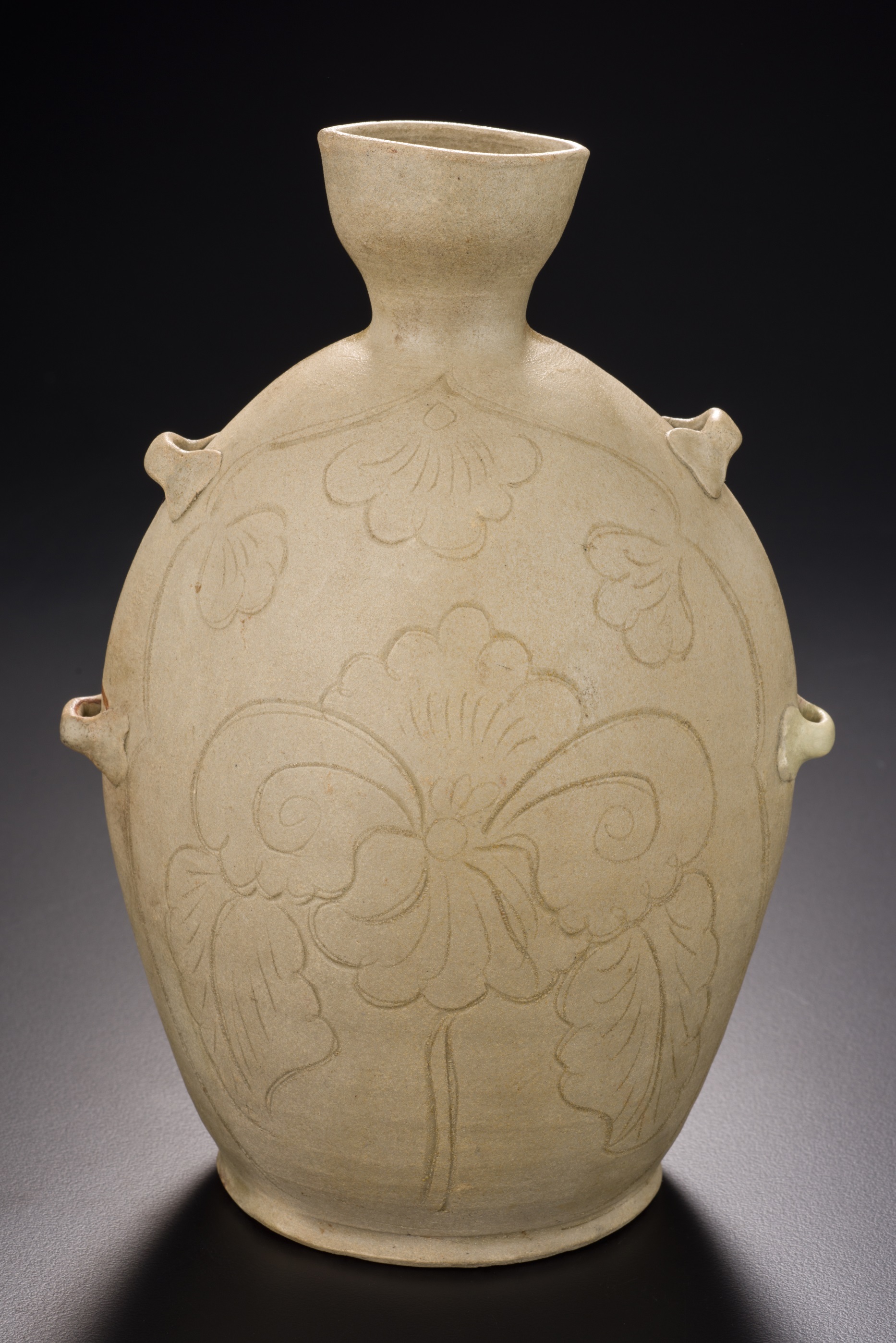 越窑青釉刻划荷花纹穿带壶--原图展示